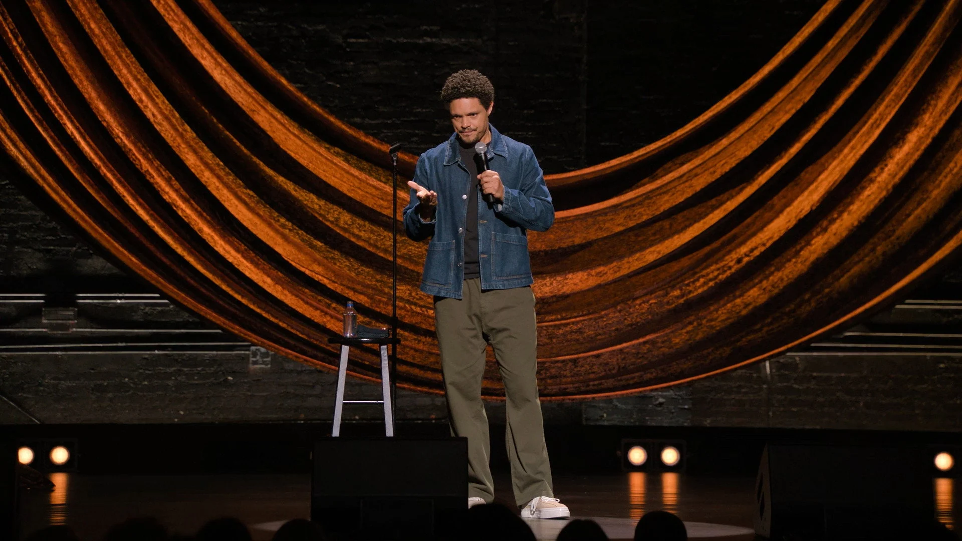 Trevor Noah: Niềm Vui Trong Gian Khó Full